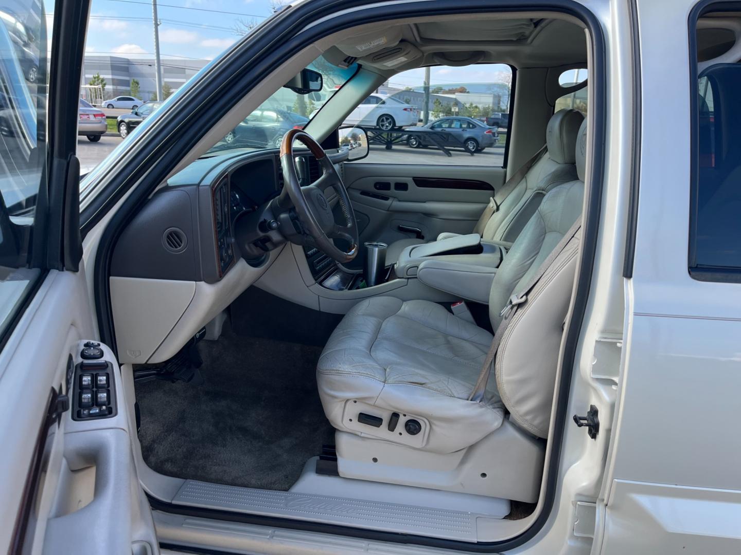 2002 white /TAN Cadillac Escalade 2WD (1GYEC63T62R) with an 5.3L V8 OHV 16V engine, 4-Speed Automatic Overdrive transmission, located at 14700 Tomball Parkway 249, Houston, TX, 77086, (281) 444-2200, 29.928619, -95.504074 - Photo#8